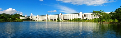Das Unterrichtsgebäude auf dem Zhuhai-Campus