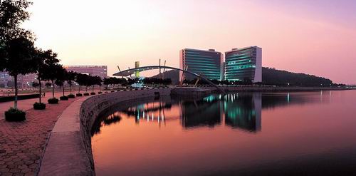 Das Südtor und die Bibliothek auf dem Zhuhai-Campus