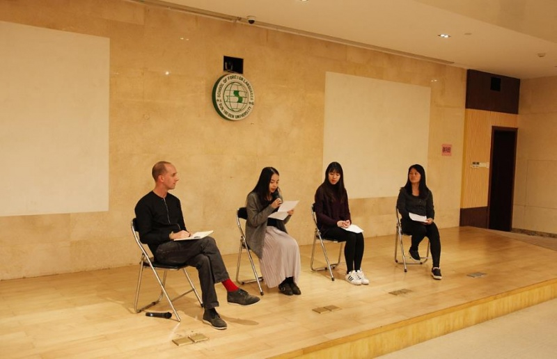 中山大学外国语学院三位学生在依次朗诵