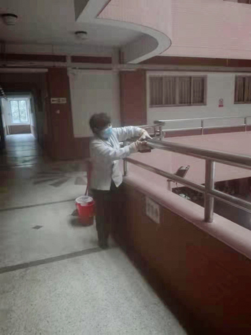 图注:中航物业对门把手、栏杆等进行擦拭和消毒2