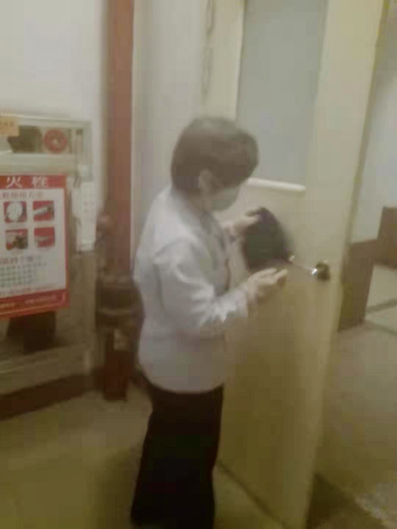 图注:中航物业对门把手、栏杆等进行擦拭和消毒1