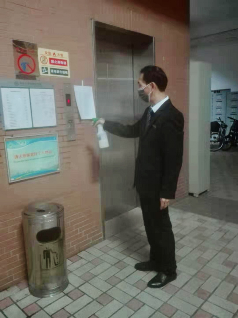 图注:中航物业每隔2小时对电梯进行消毒