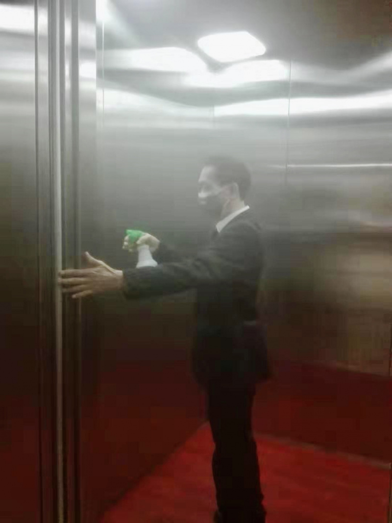 图注:中航物业每隔2小时对电梯进行消毒