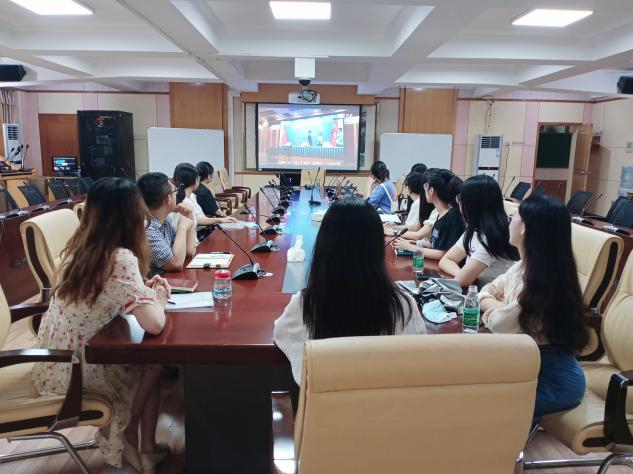 集体观看学习中联部新闻办与新华社音视频部联合出品的创意微视频《走进复兴路4号,解密党的对外工作》