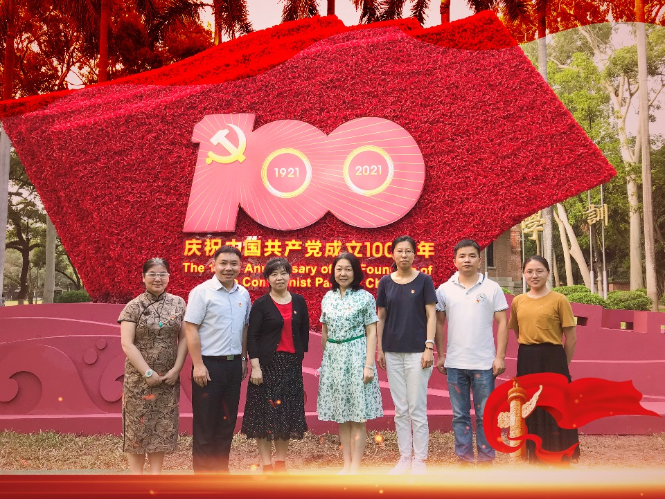 英语系教工党支部在学习会议之后,在校园留影