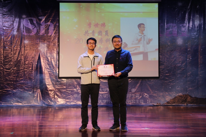 外国语学院 2018级本科生李世炜(左)