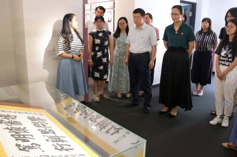 外国语学院师生参观中山大学校史陈列馆
