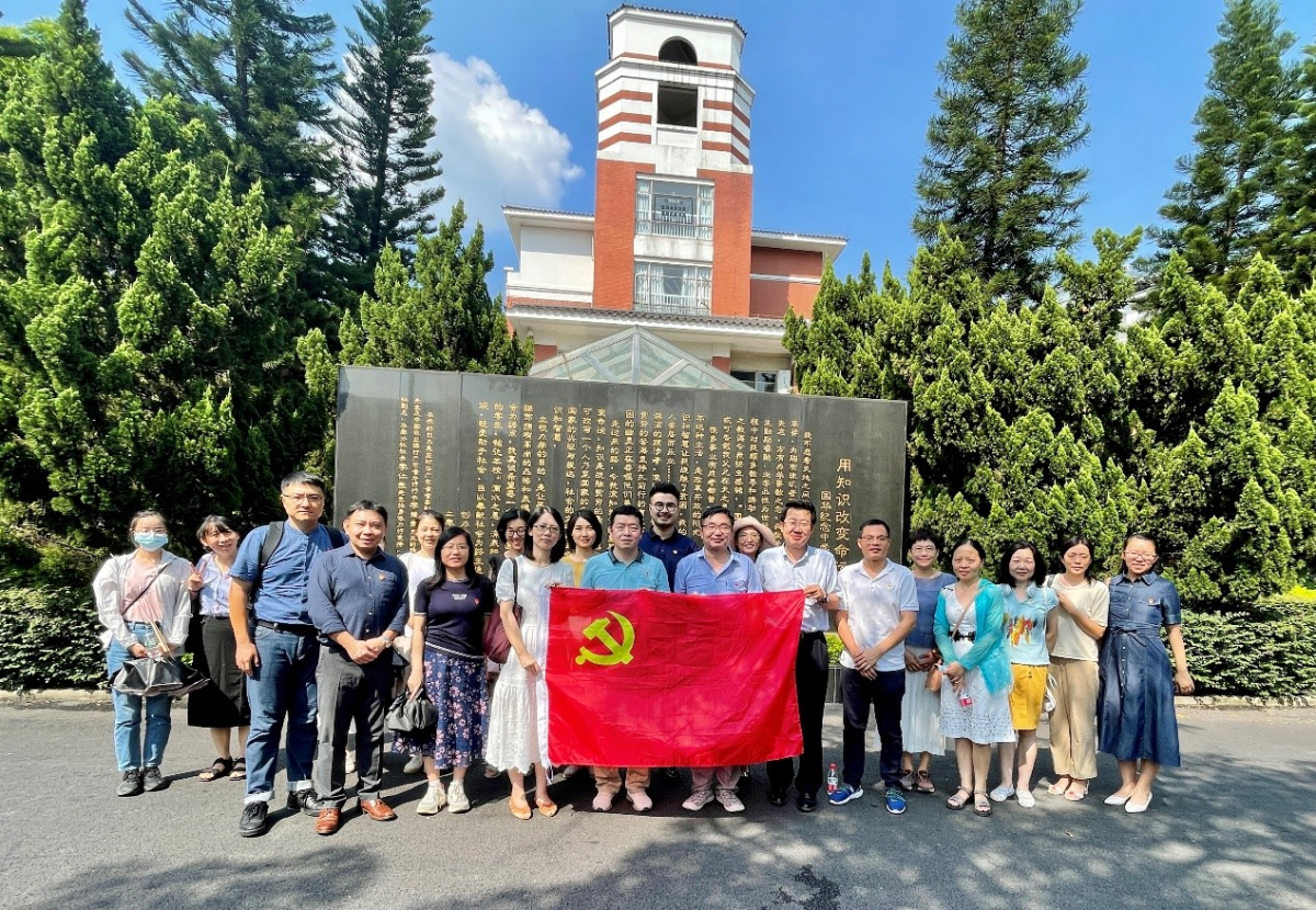 学院党员们在国华纪念中学参观学习