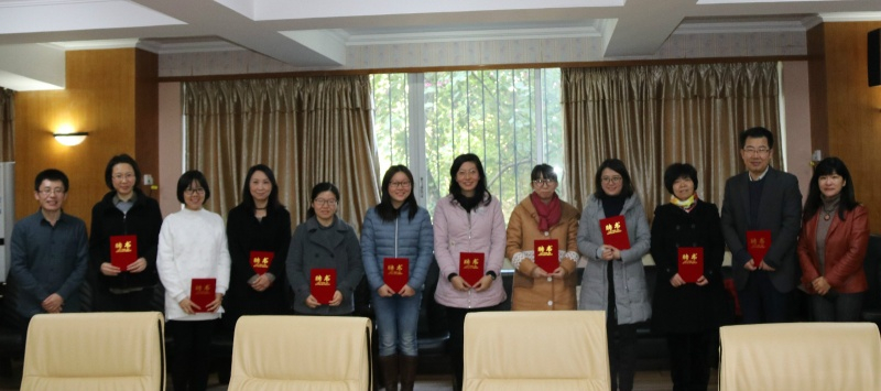 学院领导为英语、日语、法语、德语系班主任颁发聘书