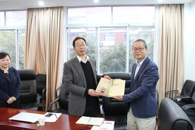 我院向上海交大外语学院赠送《思华年》、《中山大学外语学科90年史稿》