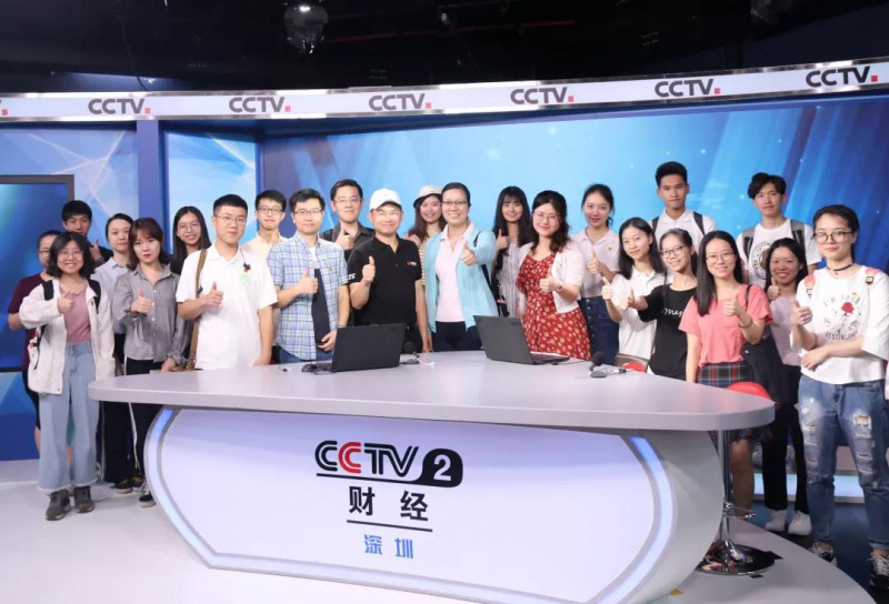 我院师生一行与谢麟主任(前排左五)在演播室合影