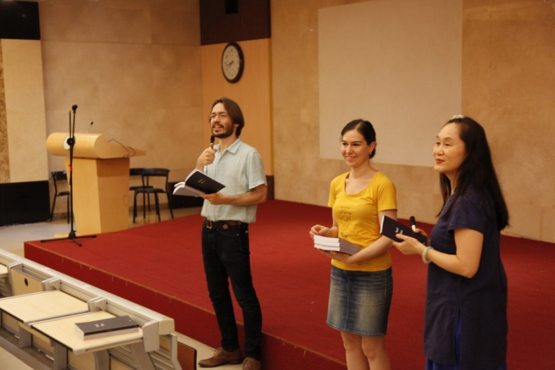 戴凡教授(右一)与Austin Woerner(左一)、Nazli Inal发布新书