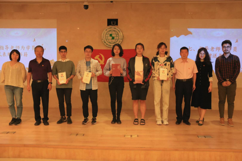 指导老师为学员代表赠书《习近平谈治国理政》第三卷(中英文版)、《<共产党宣言>在中国:<共产党宣言>的译本与底本》