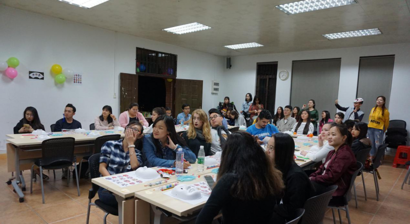 留学生们认真学习脸谱文化知识