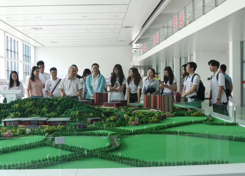 罗愈业主任(前排左四)介绍深圳校区概况