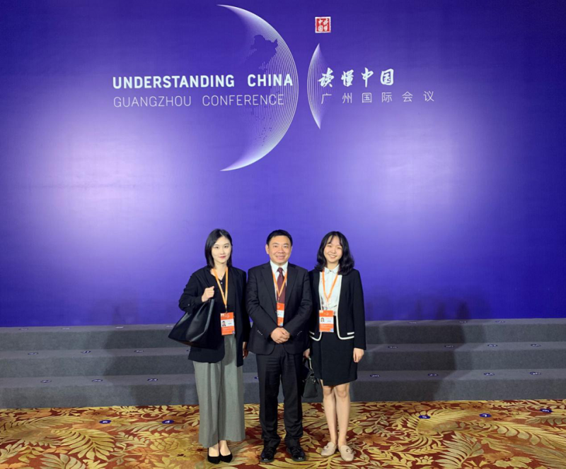 詹成教授(中)与陪同口译朱珍妮(左)、吴亭慧(右)