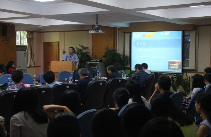 （图4：外国语言文学分论坛现场：发言者为复旦大学外国语学院院长曲卫国教授）