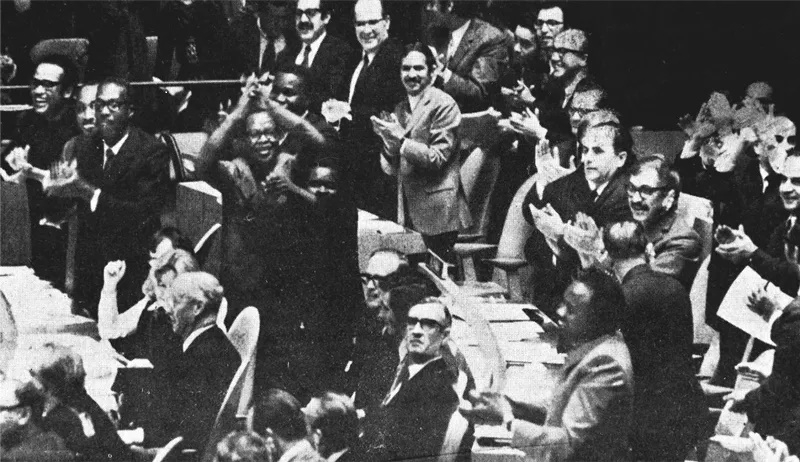 1971年10月25日,第26届联合国大会以压倒性多数通过第2758号决议,恢复中华人民共和国在联合国的一切合法权利。图为提案通过时,代表们热烈鼓掌,欢呼这是全世界人民和一切主持正义的国家的胜利。 新华社发