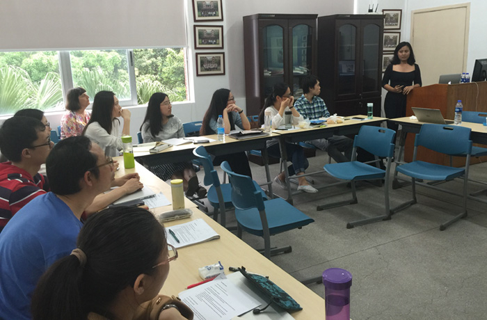 Eliza Vitri Handayani(右一)